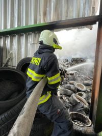 Požár v kovošrotu krotila stovka hasičů