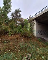 Řidič skončil s autem pod dálnicí