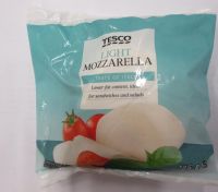 Potravinářská inspekce zjistila falšovanou mozzarellu z dovozu, prodávalo ji Tesco, vyrobená byla z Polsku
