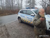 Z lesa naproti Slavoji odvezli tři kontejnery nepořádku. Původcem je místní bezdomovec