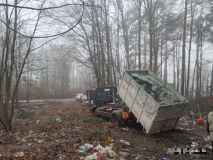 Z lesa naproti Slavoji odvezli tři kontejnery nepořádku. Původcem je místní bezdomovec