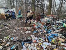 Z lesa naproti Slavoji odvezli tři kontejnery nepořádku. Původcem je místní bezdomovec