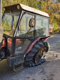 Obrazem: Auto skončilo v příkopu, traktor s protrženou pneumatikou