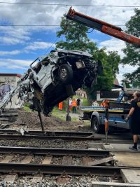 Střet nákladního vlaku s dodávkou na železničním přejezdu v Mělníku. Řidič vozu byl letecky transportován do pražské nemocnice, z auta toho moc nezbylo