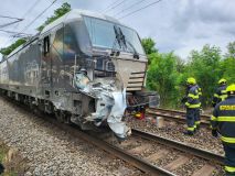 Střet nákladního vlaku s dodávkou na železničním přejezdu v Mělníku. Řidič vozu byl letecky transportován do pražské nemocnice, z auta toho moc nezbylo