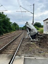 Střet nákladního vlaku s dodávkou na železničním přejezdu v Mělníku. Řidič vozu byl letecky transportován do pražské nemocnice, z auta toho moc nezbylo