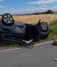 Dopolední nehoda u Bělče. Auto skončilo na střeše