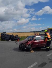 Dopolední nehoda u Bělče. Auto skončilo na střeše