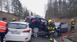 Obrazem: Čtyři auta v sobě, deset zraněných včetně tří dětí. Takto zaměstnala nehoda na Benešosku složky středočeských záchranářů