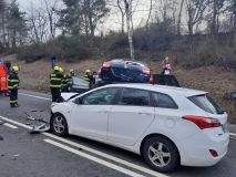 Obrazem: Čtyři auta v sobě, deset zraněných včetně tří dětí. Takto zaměstnala nehoda na Benešosku složky středočeských záchranářů