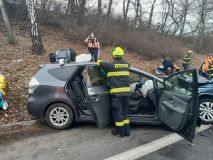 Obrazem: Čtyři auta v sobě, deset zraněných včetně tří dětí. Takto zaměstnala nehoda na Benešosku složky středočeských záchranářů