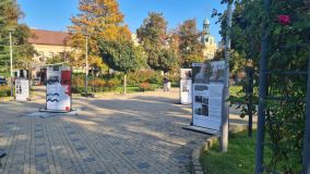 Zajímavou pouliční výstavu je možné vidět v Kladně na náměstí Svobody