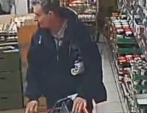 Ukradl seniorovi z košíku mobil a peněženku. Neznáte ho?