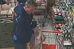 Ukradl seniorovi z košíku mobil a peněženku. Neznáte ho?