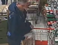 Ukradl seniorovi z košíku mobil a peněženku. Neznáte ho?