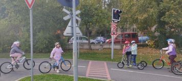 Školáci měli vyučování v terénu, i s policisty. Na hřišti se na kolech seznamovali s různými dopravními situacemi