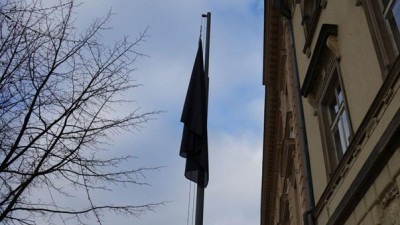 Černá vlajka a státní vlajka na půl žerdi, zrušený koncert na náměstí. Kladno se připojilo ke státnímu smutku