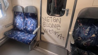Tagy ve vagonu vlaku na Kladno jsou prý neodstranitelné, vlaky jsou v dobré kondici