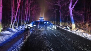 Předjížděl na namrzlé vozovce a dostal smyk, pak narazil do protijedoucího auta. Policie hledá svědky této dnešní dopravní nehody u Libušína