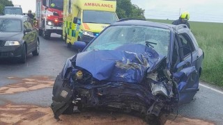 U Kamenných Žehrovic nabouralo auto do stromu