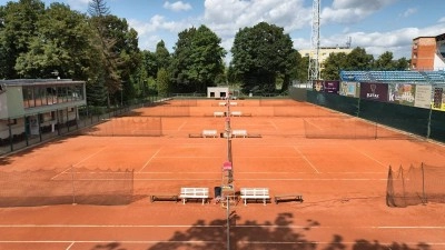 Sedm dnů v červenci si tu tenis nezahrajete
