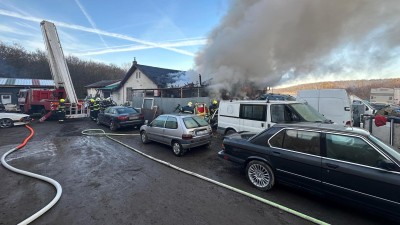 Autoservis zachvátil oheň, bojuje s ním šest jednotek hasičů