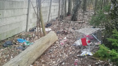 Bezdomovec a kupy nepoř&aacute;dku u Kožovky? Město mu koupilo spac&aacute;k