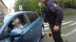Strážníci přijeli na udání, muž bez řidičáku se vydával za někoho jiného