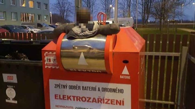 V Kročehlavech se muž zasekl v elektroodpadu