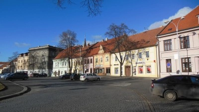 Nehoda ve Slaném. Na Masarykově náměstí boural autobus s dodávkou