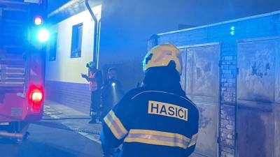 Tragédie v Kladně: Při požáru rodinného domu zemřel člověk i jeho pes