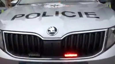 U Smečna skončilo auto ve svodidlech