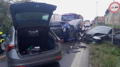 Nehoda u Kutrovic. Tři auta v sobě