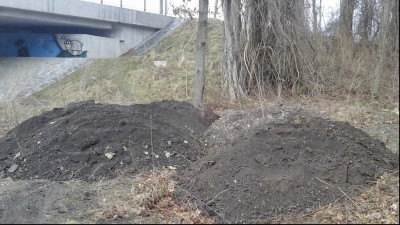 V Kladně dostal muž za složenou zeminu pod mostem tučnou pokutu