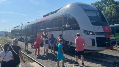 Na středočeské koleje vyjely nové vlaky RegioFox a cestujícím nabízejí vysoký komfort