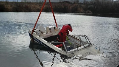 Kladen&scaron;t&iacute; hasiči zachraňovali v Kněževsi potopen&yacute; člun