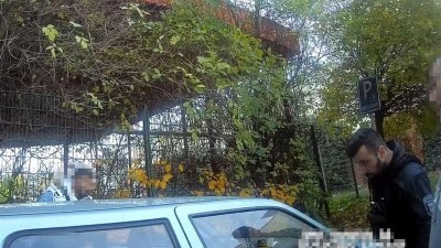 Kladenští strážníci přistihli dalšího piráta silnic, se zákazem řízením v malém autě bez „technické“ vezl pět nepřipoutaných pasažérů