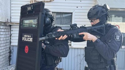 Zloděje &scaron;rotu v Poldovce nachytali str&aacute;žn&iacute;ci s dlouh&yacute;mi zbraněmi při cvičen&iacute;. Strachy se...