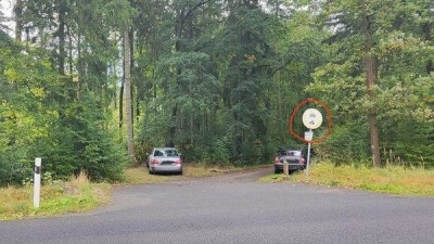Lánská obora žádá, neparkujte na příjezdových cestách za zákazem