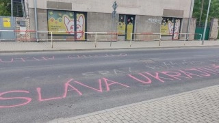 Chodník před restaurací U Meisnerů opět posprejoval vandal. Bude zde hrát Ortel