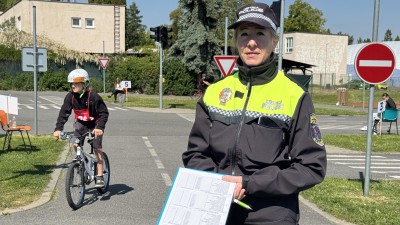 Kladenští strážníci hodnotili mladé cyklisty, značky malí jezdci moc neznají