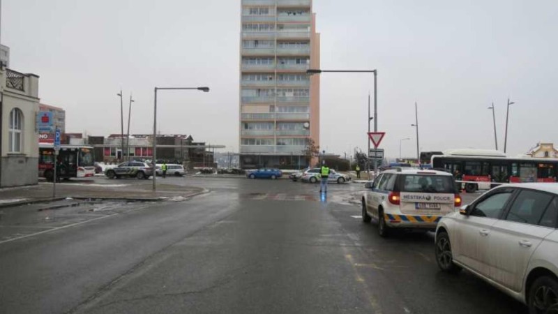 Policie shání svědky nehody autobusu, při které přišla seniorka o nohu