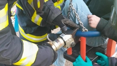Holčička v Kralupech uvízla v houpačce. Pomohli až hasiči