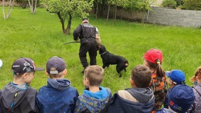 Děti z mateřské školky v Dubí navštívili strážníci s Matesem