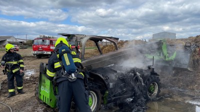 U Kladna hořel stroj na vyhrnování hnoje. Škoda za milion