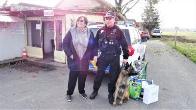 Capo je šikovný policejní pes. Se svým psovodem své výhry ze soutěže, granule plechovky a pamlsky, daroval psímu útulku