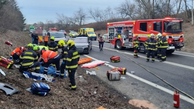 Obrazem: Čtyři auta v sobě, deset zraněných včetně tří dětí. Takto zaměstnala nehoda na Benešosku složky středočeských záchranářů