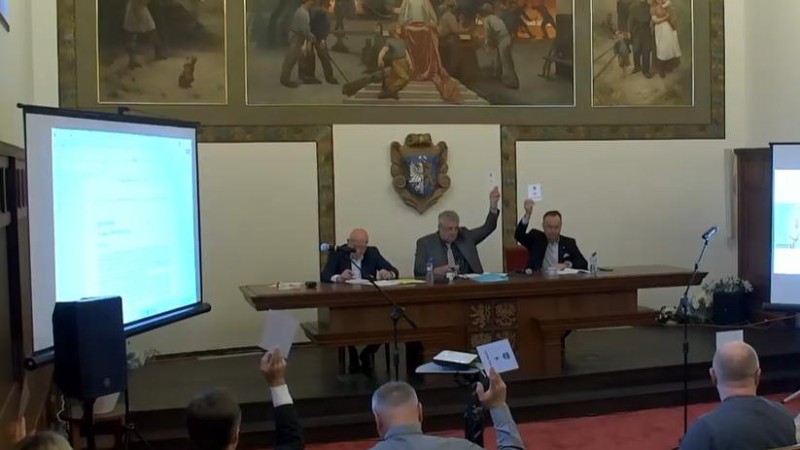 Prob&iacute;h&aacute; mimoř&aacute;dn&eacute; zased&aacute;n&iacute; Kladna. Kde ho můžete sledovat online?