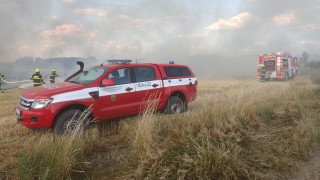 Rozsáhlý požár v našem kraji! Jedenáct hasičů bojovalo na pozemcích mezi třemi obcemi na Příbramsku