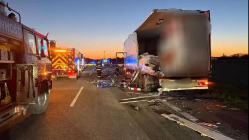 Na d&aacute;lnici D6 se srazily dva kamiony, d&aacute;lnice na Vary uzavřena